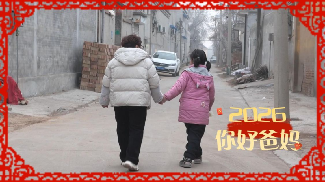 小小的画纸上两个人 那是我和白妈妈，感谢您用每一次陪伴，填满我所有缺席的爱#我爱你爸妈 #代理爸妈 #温暖中国年 #抖音小助手