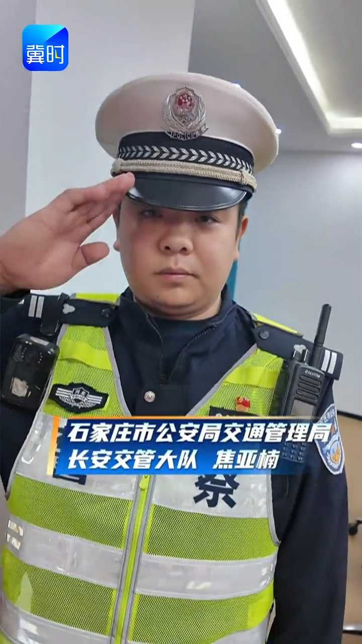 网友叫他石家庄“最帅交警”，他说：“为人民服务是应该的”#最帅交警#外卖小哥#石家庄