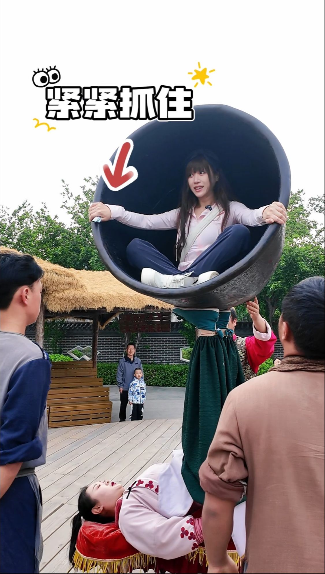 “早知道中午少吃点了！”谁说来吴桥只能鼓掌？女记者坐缸被顶起，吴桥杂技：现在观众也能互动了！ #春暖花开香约河北 #河北的五一就是非遗大party #这个五一总要来趟河北吧