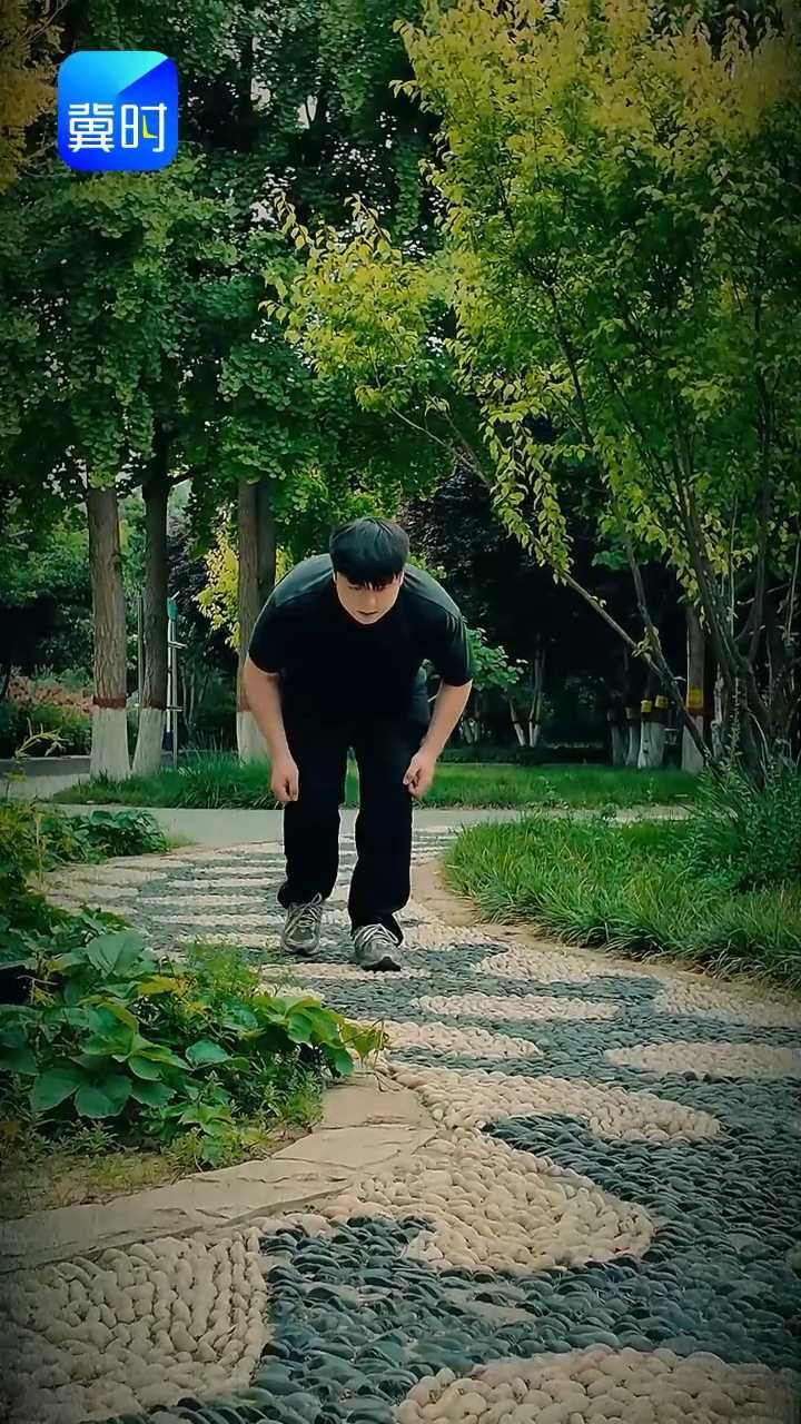 从斯坦尼康到活体三轴增稳 ，现在的摄像师“肉体整活”（编辑：摄像科）#电视台摄像#行为艺术#稳定器#公园