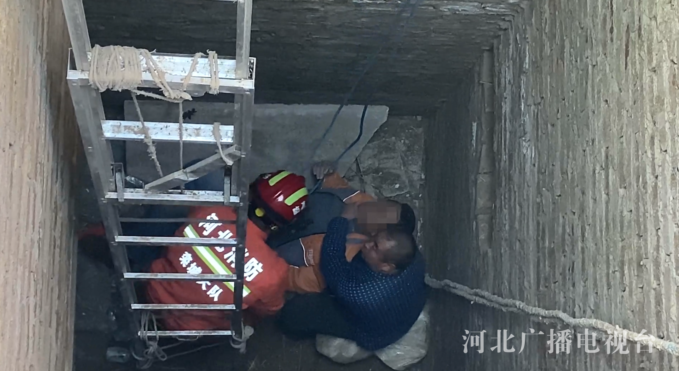 石家庄：男子不慎掉入约8米深姜窖 ，消防紧急成功营救